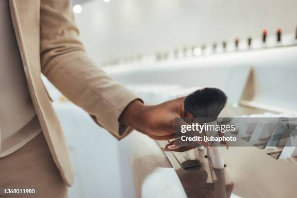 photo d’une jeune femme choisissant la bonne brosse pour le visage. - duty free photos et images de collection