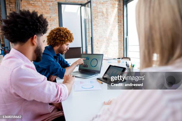 reunião de negócios - finanças - chart - fotografias e filmes do acervo