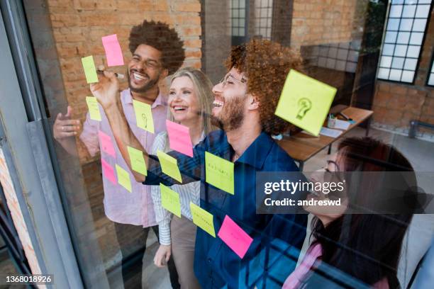 brainstorming - team di lavoro sulla diversità - marketing foto e immagini stock