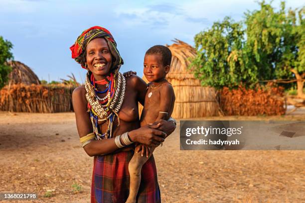 woman from erbore tribe holding her baby, ethiopia, africa - african tribal culture 個照片及圖片檔
