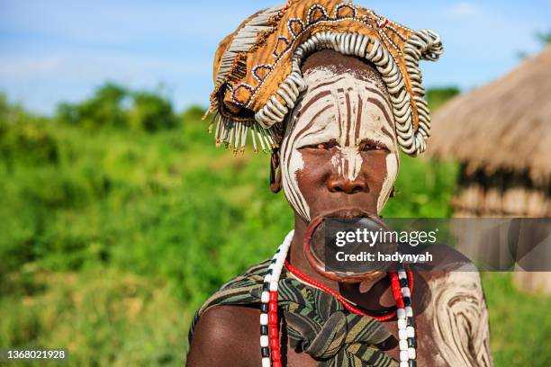 retrato de mujer de tribu mursi, etiopía, áfrica - tribu mursi fotografías e imágenes de stock