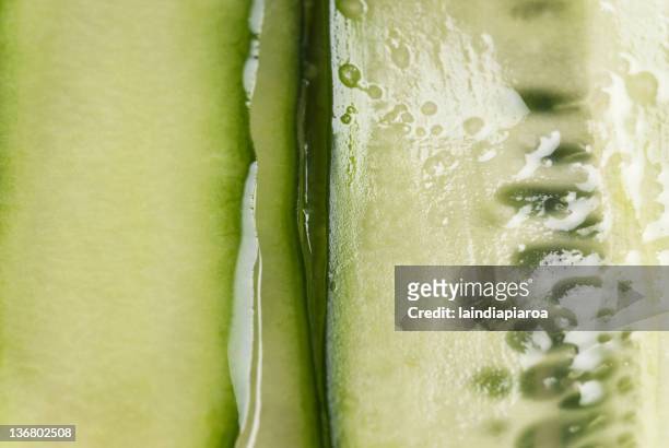 close up of sliced cucumber - sliced pickles stockfoto's en -beelden