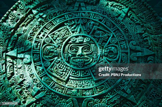 green aztec calendar stone carving - maya stock-fotos und bilder