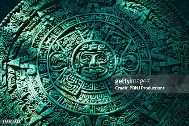 green aztec calendar stone carving - calendario azteca fotografías e imágenes de stock