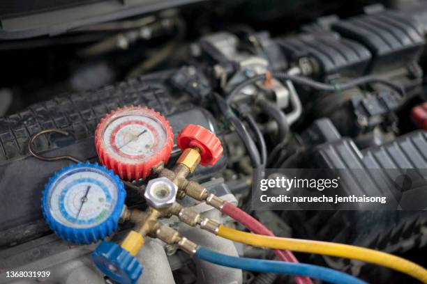 car air conditioner check service, leak detection, fill refrigerant.device and meter liquid cooling in the car by specialist technicians. - compressor stockfoto's en -beelden