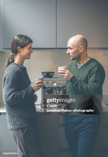 gespräch an der kaffeemaschine - kaffeemaschine stock-fotos und bilder