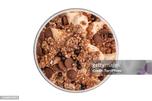 top view of caramel gelato with crisps and chocolate drops in jar isolated on white - chocoladeijs stockfoto's en -beelden