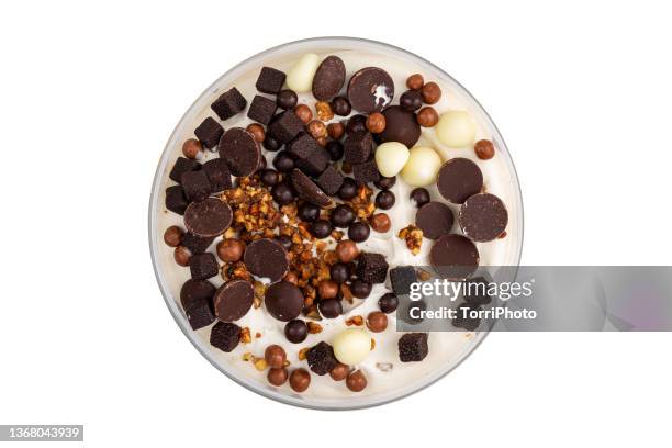 top view of vanilla gelato with crisps and chocolate drops in jar isolated on white - chocolate top view stock-fotos und bilder