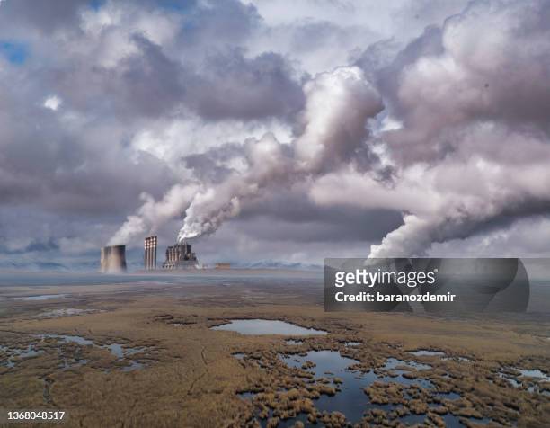 coal power plant and environmental pollution - mining natural resources imagens e fotografias de stock