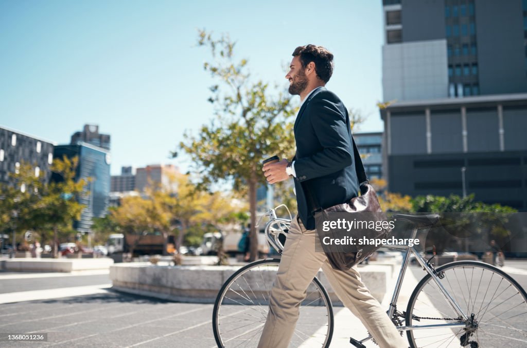 Aufnahme eines jungen Geschäftsmannes, der mit seinem Fahrrad durch die Stadt reist