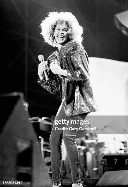 American Pop and R&B singer Whitney Houston performs onstage at Jones Beach Theatre, Wantagh, New York, August 2, 1986.