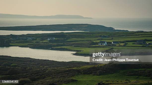 landscape by the ocean in rural west cork, southern ireland - county cork stockfoto's en -beelden