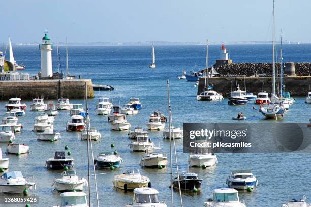 hafeneinfahrt und leuchtturm von sauzon, la belle ile - bay of water stock-fotos und bilder