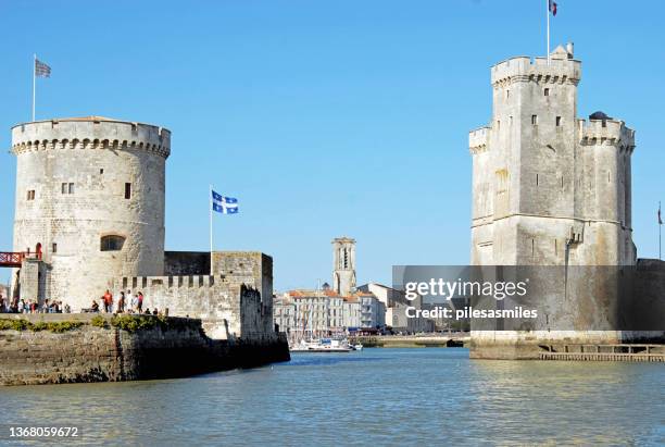 entrance to the harbour with the chain tower on the left and st. nicholas tower to the right, la rochelle - la rochelle 個照片及圖片檔