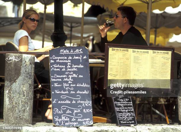 gäste in einer bar im freien in st. emilion, gironde, nouvelle-aquitaine, frankreich - bordeaux wine stock-fotos und bilder