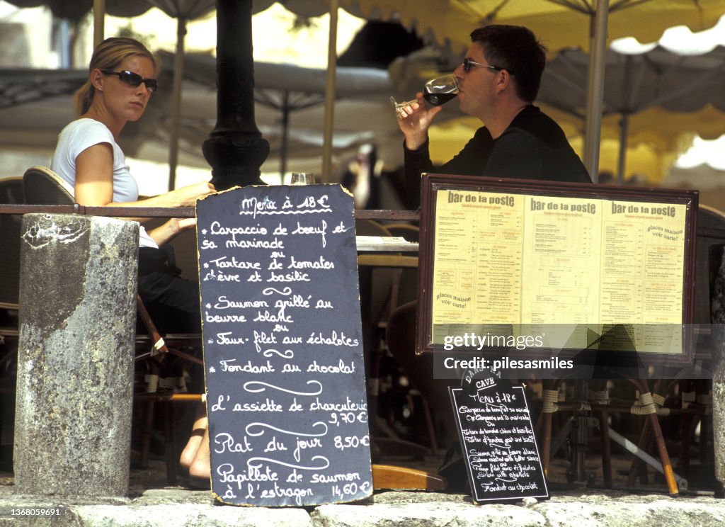 Diners at an al fresco bar in St Emilion, Gironde, Nouvelle-Aquitaine, France