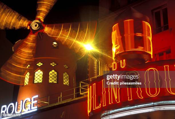 moulin rouge cabaret venue illuminated at night, boulevard de clichy, paris, - moulin rouge stock pictures, royalty-free photos & images