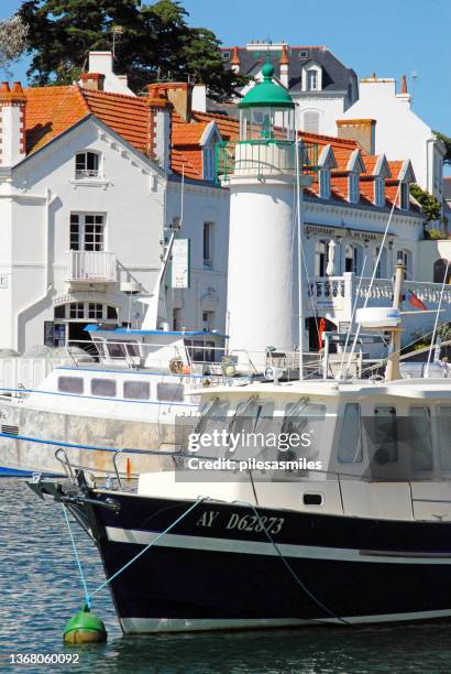 lighthouse and fishing launch, sauzon harbour, la belle ile - golfe du morbihan stock pictures, royalty-free photos & images