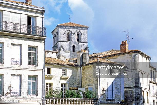 architettura della città vecchia, jarnac, charente, francia - charente foto e immagini stock