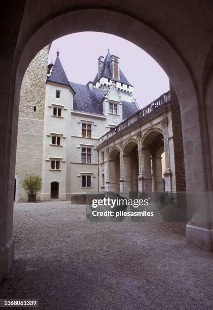 porticato ad arco e castello, pau, pirenei atlantici,, sud-ovest della francia - pau francia foto e immagini stock