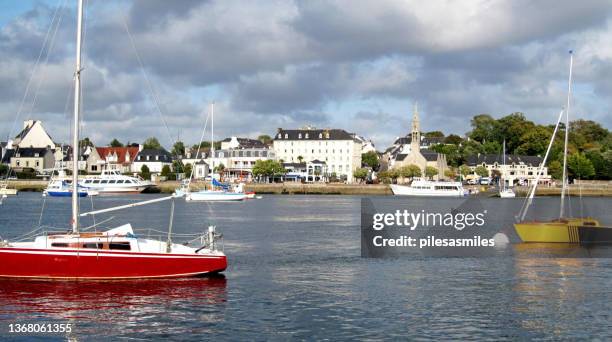 wide angle of moored water craft in the estuary entrance to the morbihan - quiberon stockfoto's en -beelden