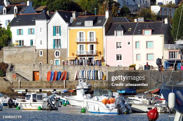 embarcações na orla, porto de sauzon, la belle ile - ile de france - fotografias e filmes do acervo