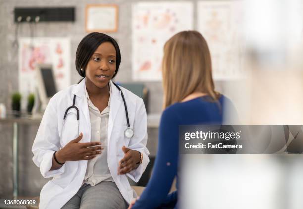 doctor talking with a female patient - obstetrician 個照片及圖片檔