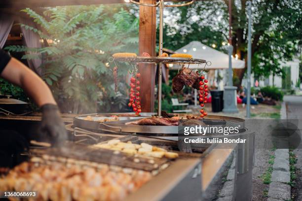 bbq street food - chicken kiev stock-fotos und bilder