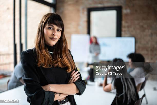 porträt einer selbstbewussten geschäftsfrau in einem büro - new business stock-fotos und bilder
