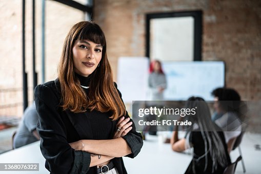Retrato de uma empresária confiante em um escritório Retrato de uma empresária confiante em um escritório