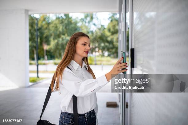 business woman open the office door - computertoets stockfoto's en -beelden