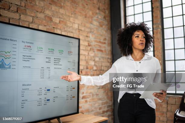 femme d’affaires faisant une présentation dans la salle de conférence - présentation orale photos et images de collection