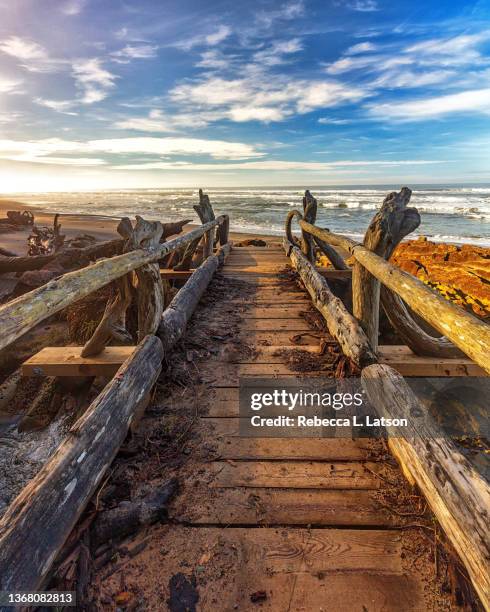 the bridge to beach 4 - jan 4 imagens e fotografias de stock