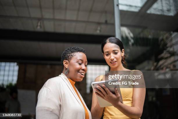 donne d'affari che fanno un incontro di lavoro informale - macchie di colore foto e immagini stock