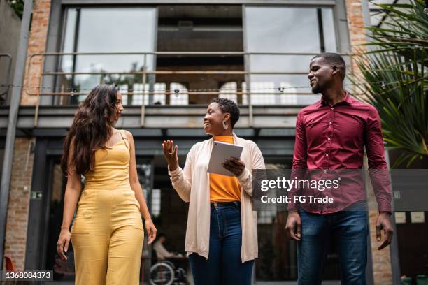 businesspeople doing an informal meeting the office - friendly small business talking stock pictures, royalty-free photos & images