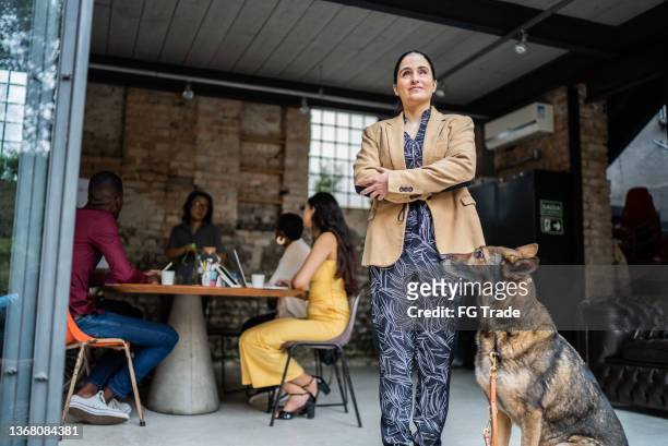 retrato de una empresaria con discapacidad visual con perro guía en una oficina - seeing eye dog fotografías e imágenes de stock