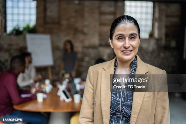 retrato de una empresaria con discapacidad visual en una oficina - differing abilities female business fotografías e imágenes de stock