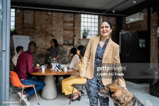 mujer de negocios con discapacidad visual con perro guía en una oficina - color blindness fotografías e imágenes de stock