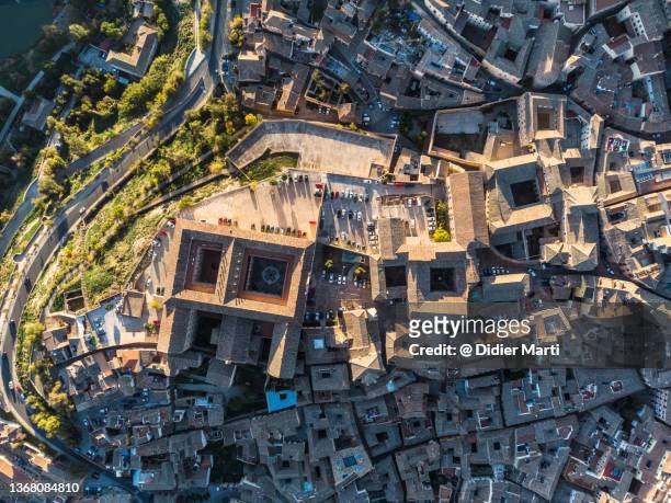aerial top down view of toledo medieval old town in spain - provinz toledo stock-fotos und bilder