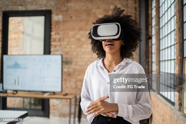 young woman in a virtual reality meeting in the office - virtual reality simulator presentation stockfoto's en -beelden