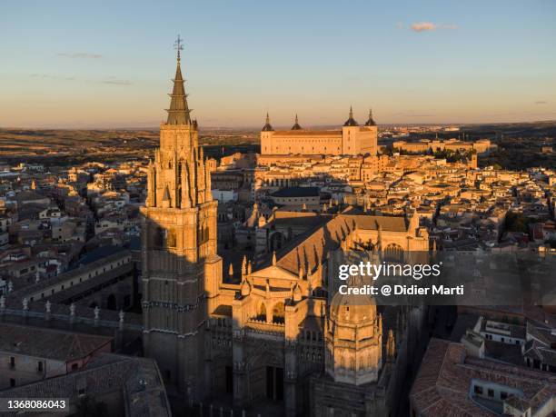 dramatic aerial view of the medieval toledo old town in spain - provinz toledo stock-fotos und bilder