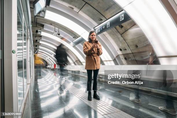 people waiting on subway station platform in barcelona - metro platform stockfoto's en -beelden