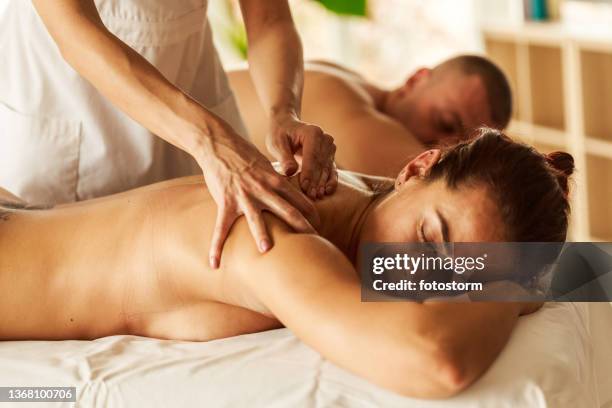 couple having a relaxing spa session - massage couple 個照片及圖片檔