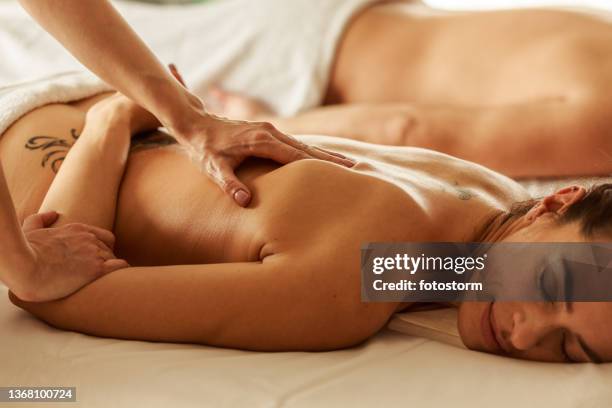 mujer recibiendo un masaje en los músculos romboides - escapula fotografías e imágenes de stock