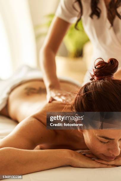 un bon massothérapeute sait où se concentrer - massage photos et images de collection