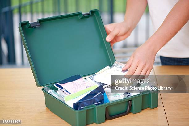 first aid box - ehbo doos stockfoto's en -beelden