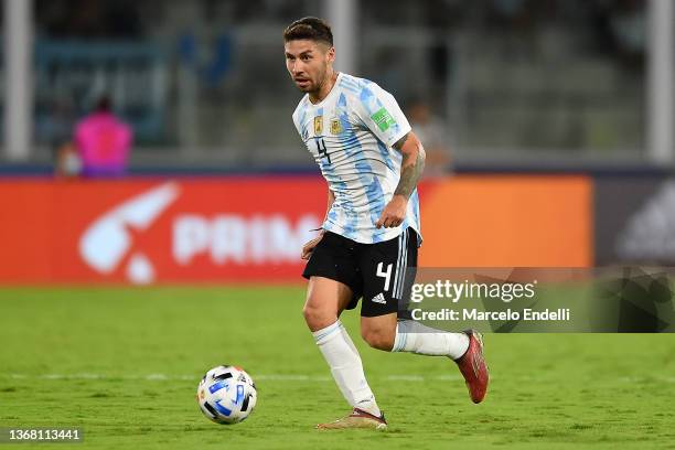 Gonzalo Montiel of Argentina controls the ball during a match between Argentina and Colombia as part of FIFA World Cup Qatar 2022 Qualifiers at Mario...