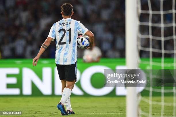 Paulo Dybala of Argentina holds the ball during a match between Argentina and Colombia as part of FIFA World Cup Qatar 2022 Qualifiers at Mario...