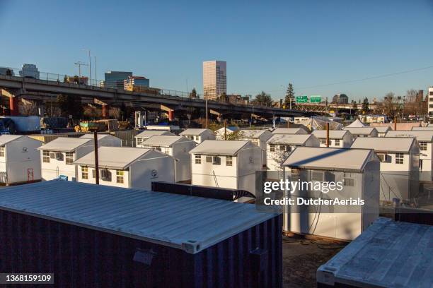 logement temporaire pour sans-abri à portland - portland oregon photos et images de collection