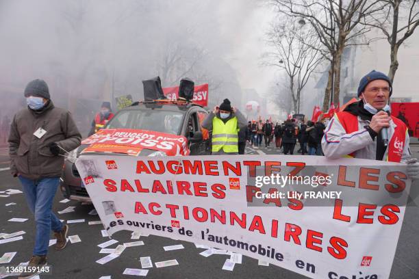 Banderole CGT "Augmentez les salaires pas les actionnaires" lors la manifestation pour défendre le pouvoir d'achat le 27 janvier 2022 à Paris.